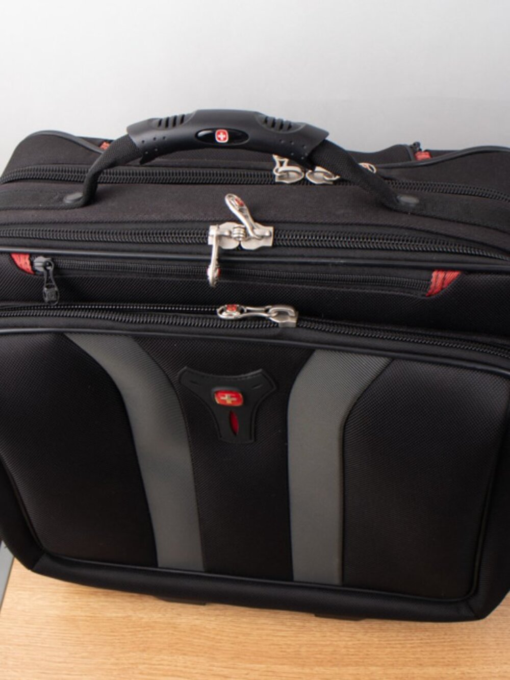 Wenger Swiss Gear Granada Rolling Business Briefcase Carry On Bag Laptop